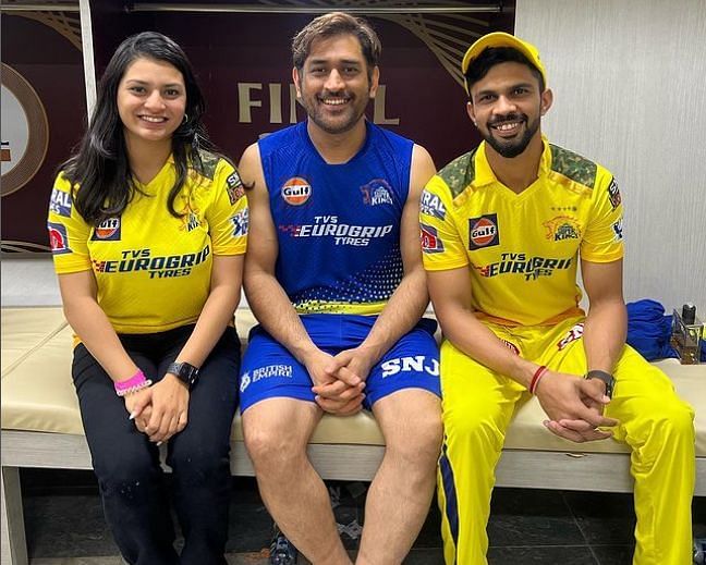 Ruturaj Gaikwad and his wife Utkarsha Pawar posing with MS Dhoni after winning the IPL 2023. (Image Credits: @ruutu.131/Instagram)
